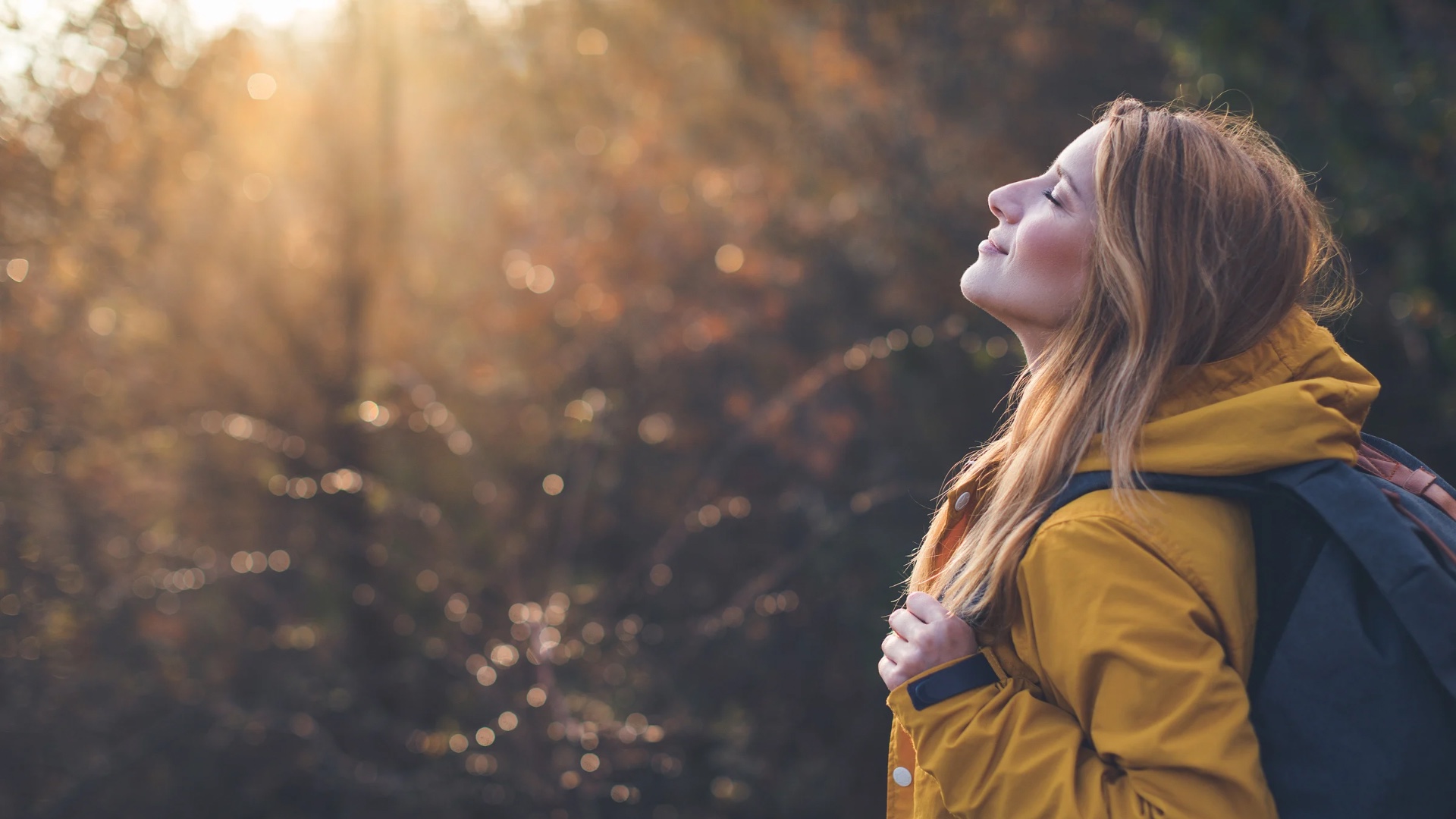 Une jeune femme qui profite des rayons du soleil